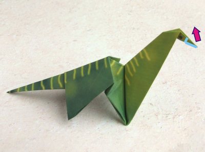 zelf een dinosaurus van papier knutselen