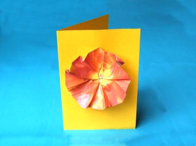 een origami kaartje met een bloem