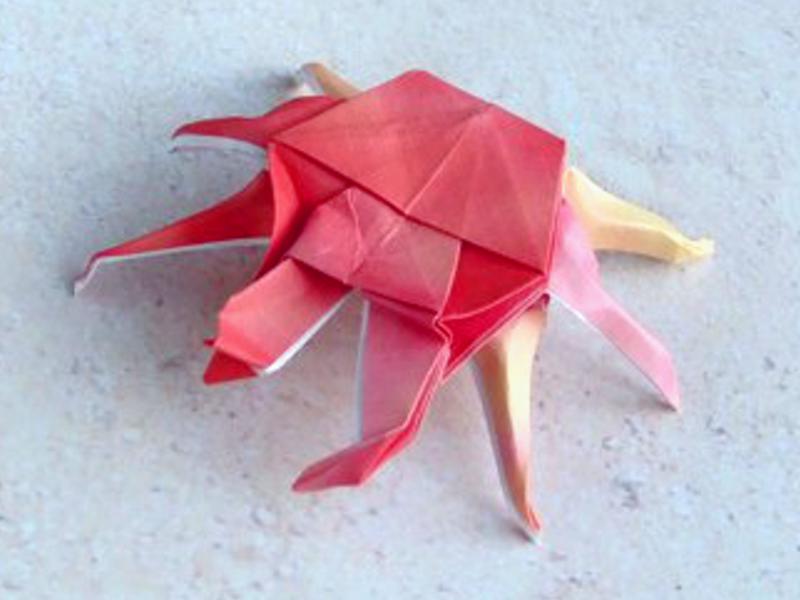 zelfgeknutselde origami krab van papier