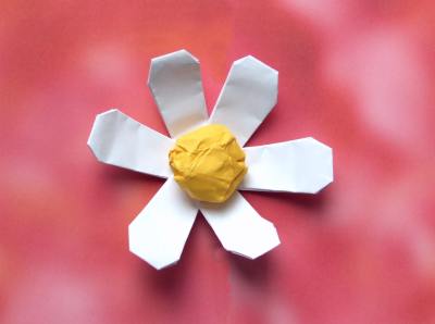 making a kirigami daisy