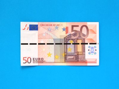 bankbiljet om de eiffeltoren van te vouwen