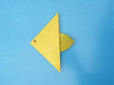 een gele vis van papier