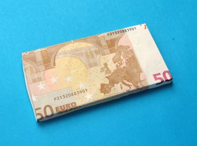 de onderkant van een grieks gebouw van geldbiljetten