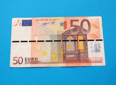 bankbiljet om het dak van een grieks gebouw te vouwen