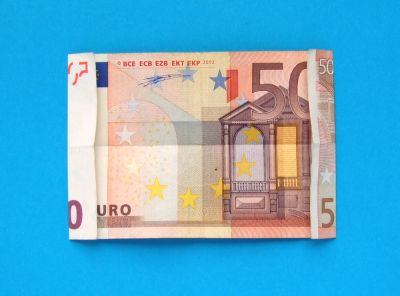 het dak van een grieks gebouw van geld vouwen