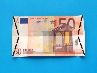 het dak van een grieks gebouw van geld vouwen