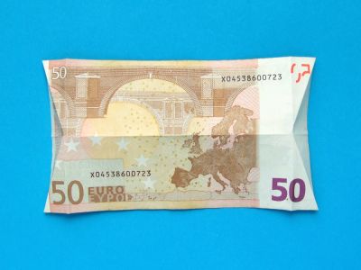 het dak van een grieks gebouw van geld vouwen het dak van een grieks gebouw van geld vouwen