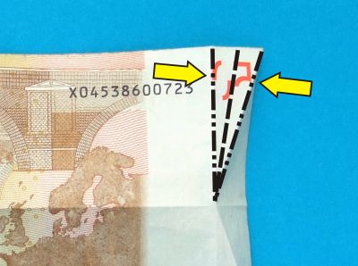 het dak van een grieks gebouw van geld vouwen