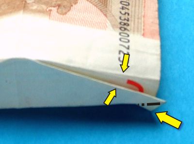 het dak van een grieks gebouw van geld vouwen