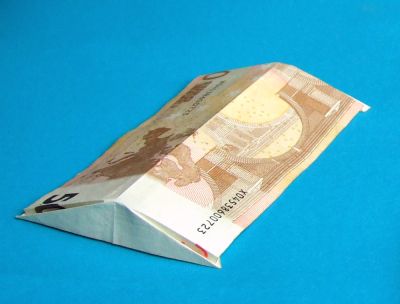 dak van een origami griekse tempel van geld