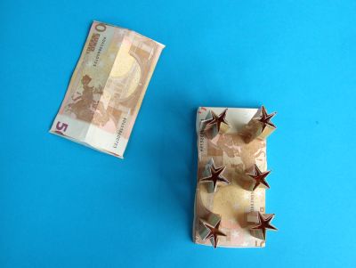 een grieks gebouw van geldbiljetten maken