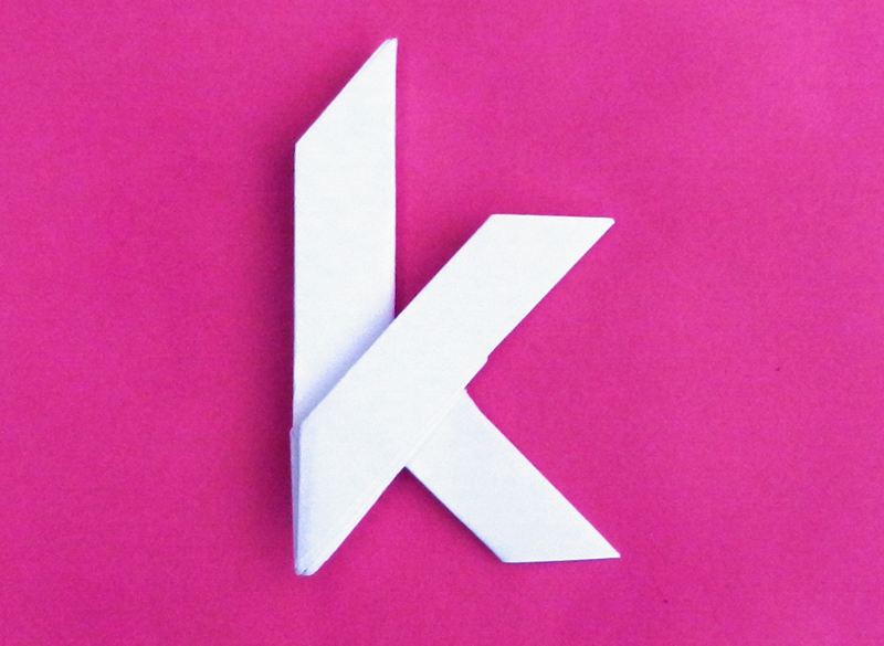 Origami letter K van papier