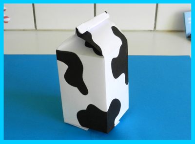 zelfgemaakt melkpak met koe patroon erop
