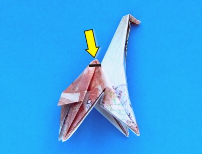 folding a money origami giraffe