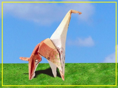 geldmodel van een gevouwen origami giraffe
