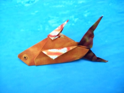 kunstig gemaakt oranje visje van papier