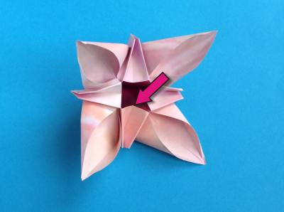 een mooie roze bloem van papier maken