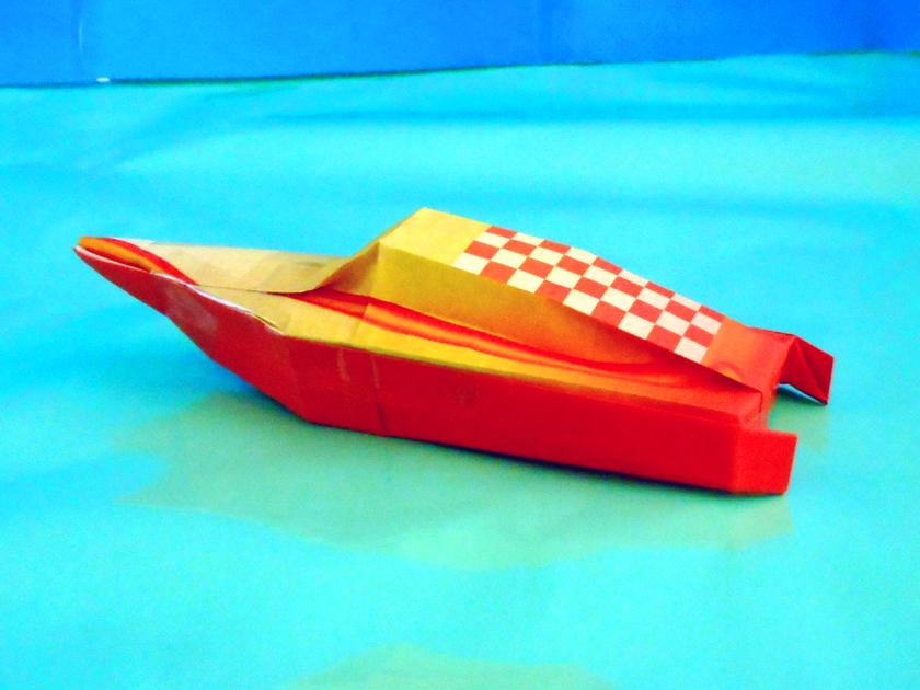 Origami raceboot