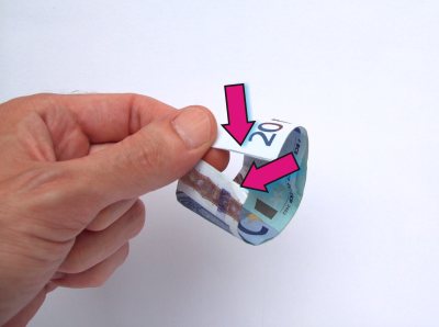 de toren van pisa van eurobiljetten maken
