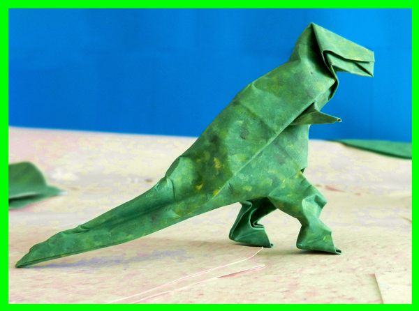 stripfiguur origami t-rex beeldje van papier