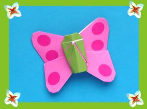 leuk kaartje van een schattig roze vlindertje