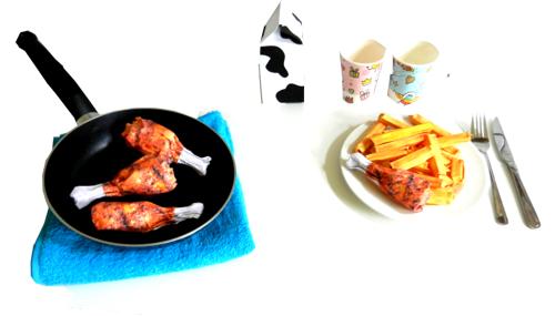 Kippenpootjes en een bord friet