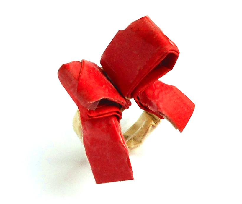 Papieren ring met strikje Papieren ring met strikje
