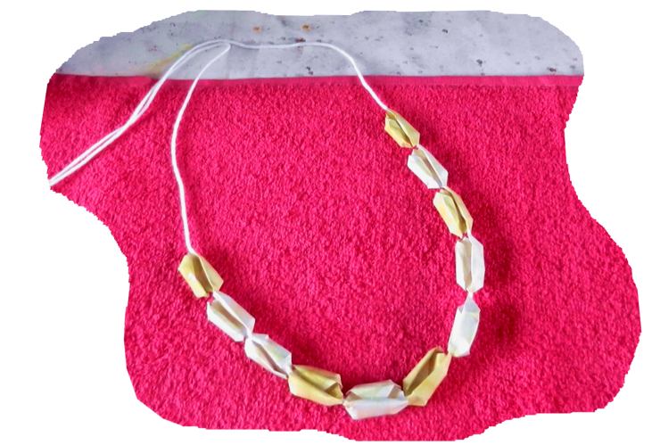 Papieren schelpjes ketting Papieren schelpjes ketting