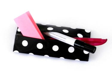 zwarte etui met grote witte polkadots zwarte etui met grote witte polkadots