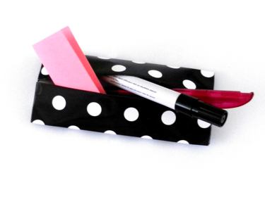 zwarte etui met grote witte polkadots