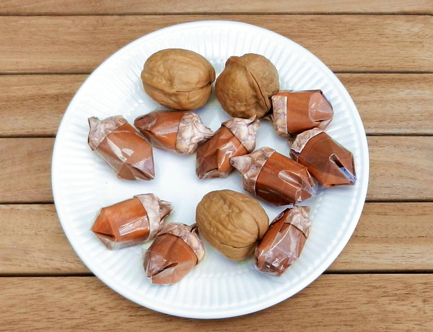 Eikels en walnoten op een schaaltje Eikels en walnoten op een schaaltje