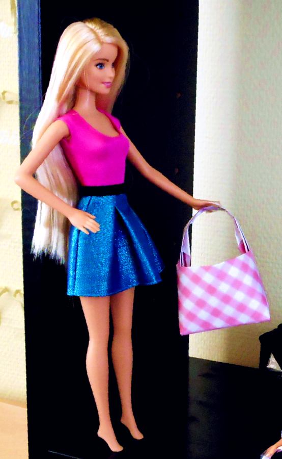 Barbiepop met boodschappentasje