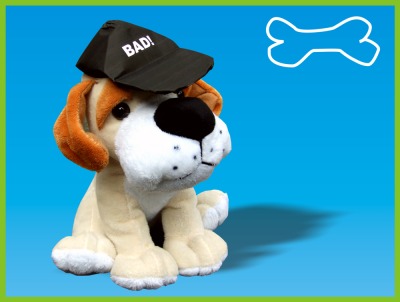 hond met een zwart baseball petje van papier op zijn kop hond met een zwart baseball petje van papier op zijn kop