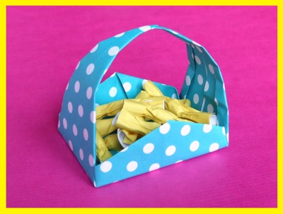 mandje van papier met polka dots patroon erop