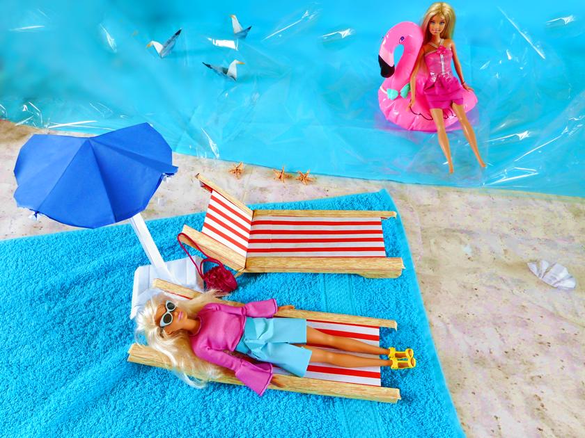 Paper dollhouse beach setup