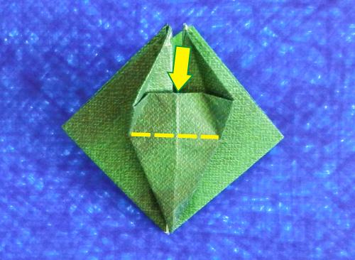 een Origami kever van papier maken