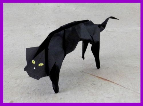 zwarte origami kat van papier