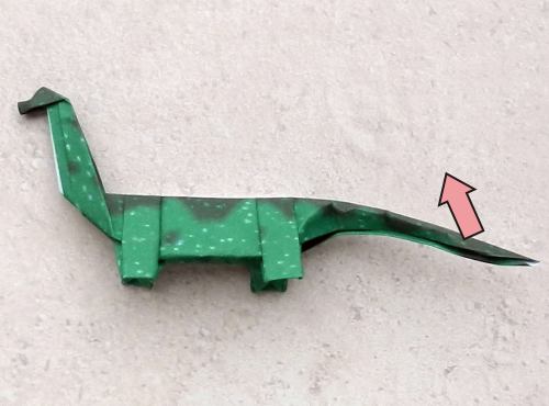 uitleg om een Brachiosaurus Dino van papier te maken