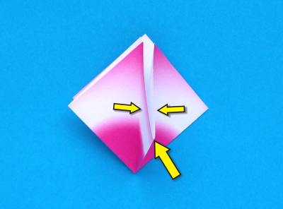 uitleg om een complexe origami bloem van papier te maken