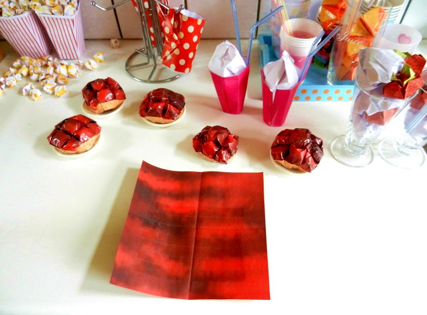 Nep kersencakejes maken Nep kersencakejes maken