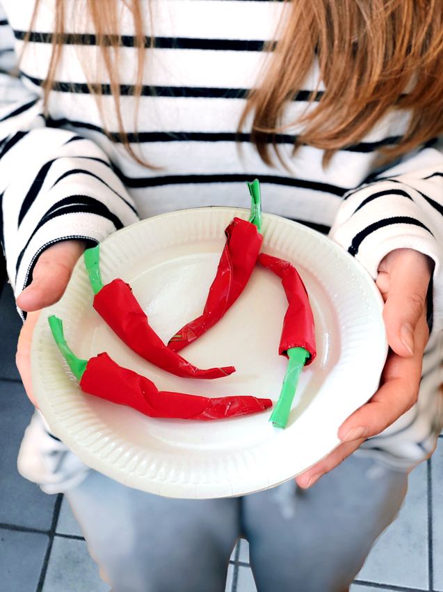 chilipepers op een bord chilipepers op een bord