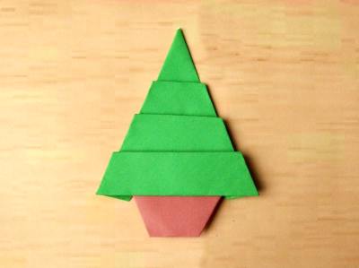 Plat model van een origami kerstboom