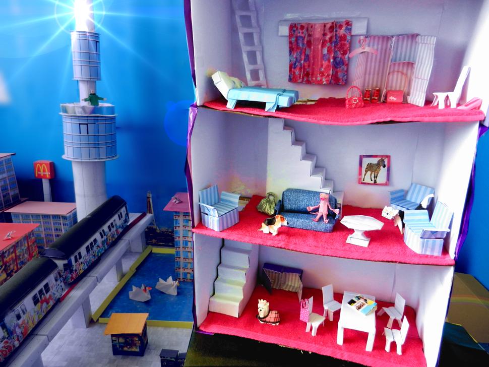 Poppenhuis en stad van papier Poppenhuis en stad van papier
