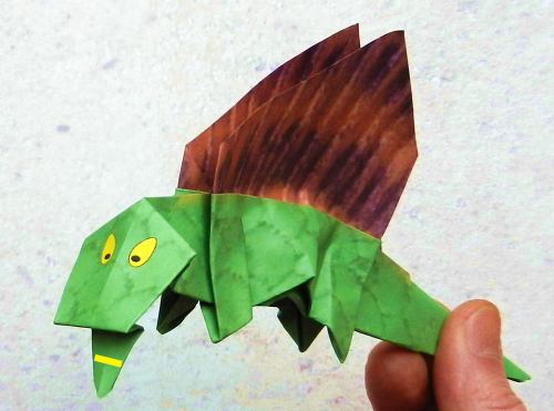 stap voor stap uitleg om een dinosaurus te maken van papier