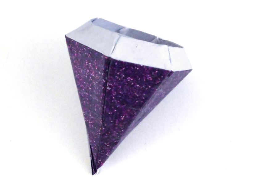 Origami diamantvormig doosje