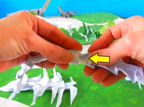een velociraptor dino skelet van papier knutselen