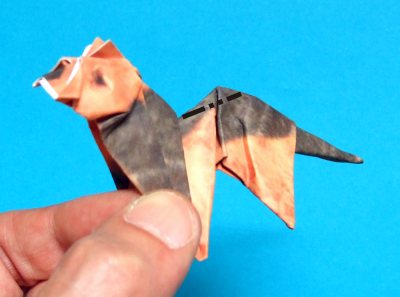 een hond met papier knutselen