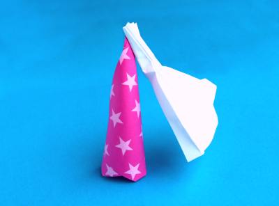 roze feeën hoedje van papier met een sluier erbij roze feeën hoedje van papier met een sluier erbij