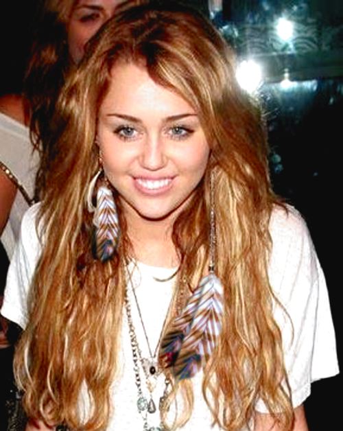 Miley Cyrus met veren sieraden