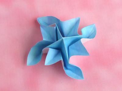 leuke blauwe bloem van papier geknutseld leuke blauwe bloem van papier geknutseld